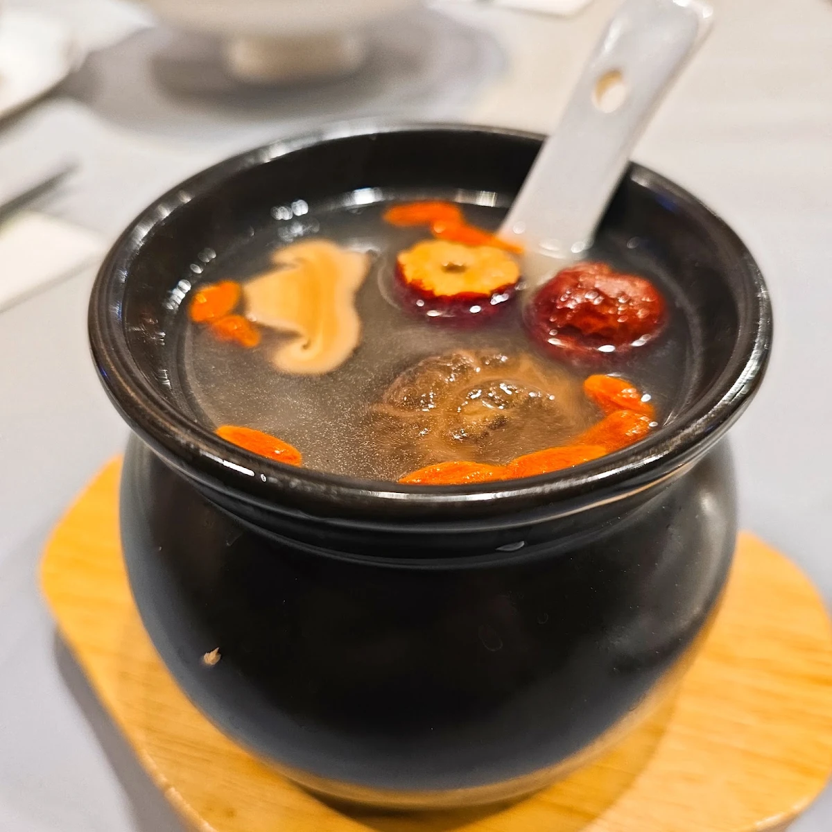 羊肚菌花胶鸡汤 锅 morchella and chinese prickly ash chicken soup